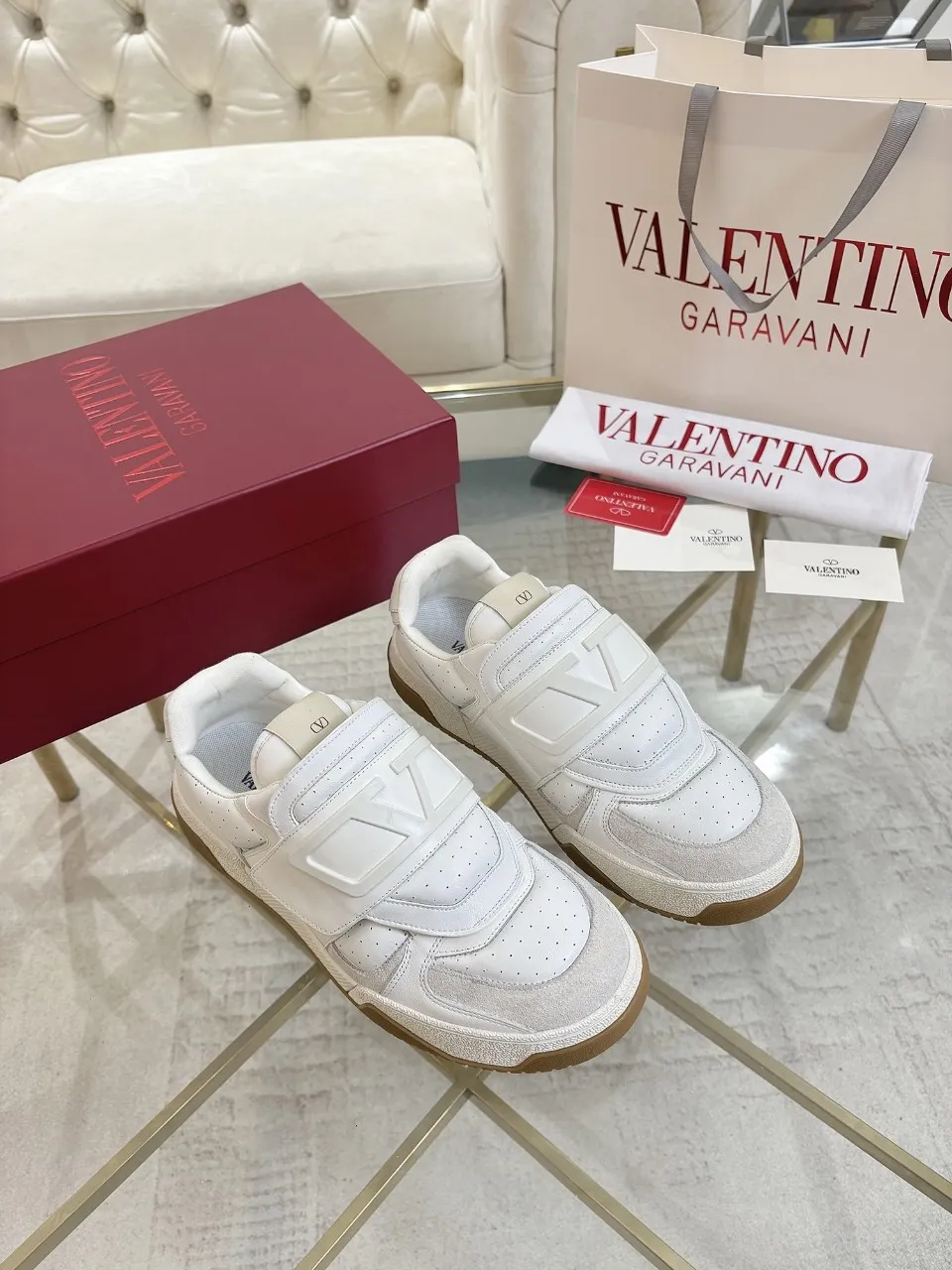 👟👟Ex-factory price 640👟👟 🔺Valentino🔺 Valentino casual shoes! Top version!  Purchase the original version and develop it 1:1! Lasting technology, classic splicing, fashionable and versatile, 🎁Full set of packaging at the same time at the counter. Fabric: customized cowhide + super soft sheepskin + mercerized cow suede. Lining: original double-sided velvet + breathable mesh. Outsole: original TPU material outsole, non-slip and wear-resistant. Code number: men 39~46